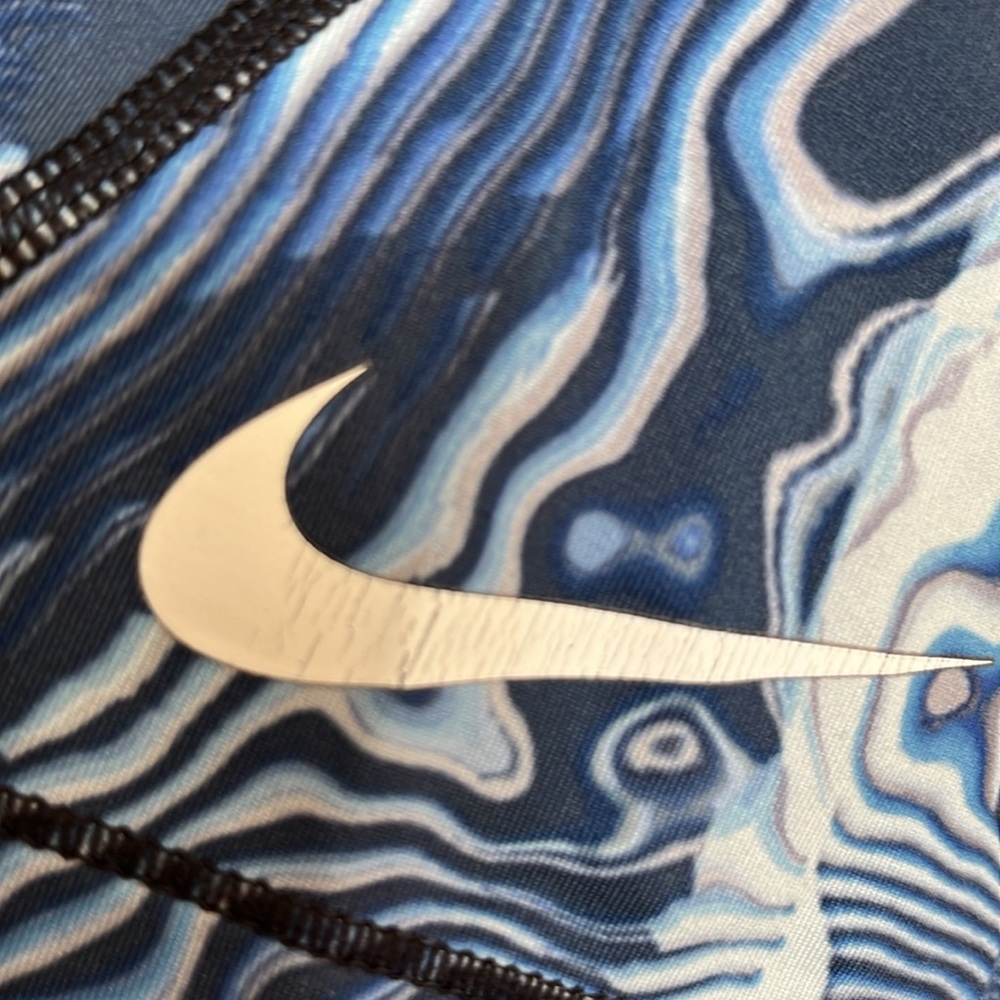 Nike PRO dri-fit short - girls medium - Picture 2 of 4